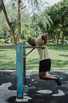 一名男子在公园的双杠上表演，展示着大自然的力量与健康