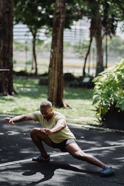 Gratis stockfoto met Afro-Amerikaanse man, benen, bomen