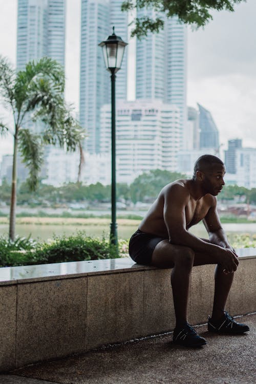Ilmainen kuvapankkikuva tunnisteilla afroamerikkalainen mies, ilman paitaa, istuminen