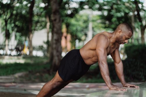 Free Athletic man performing push-ups outside, focusing on physical strength and endurance. Stock Photo
