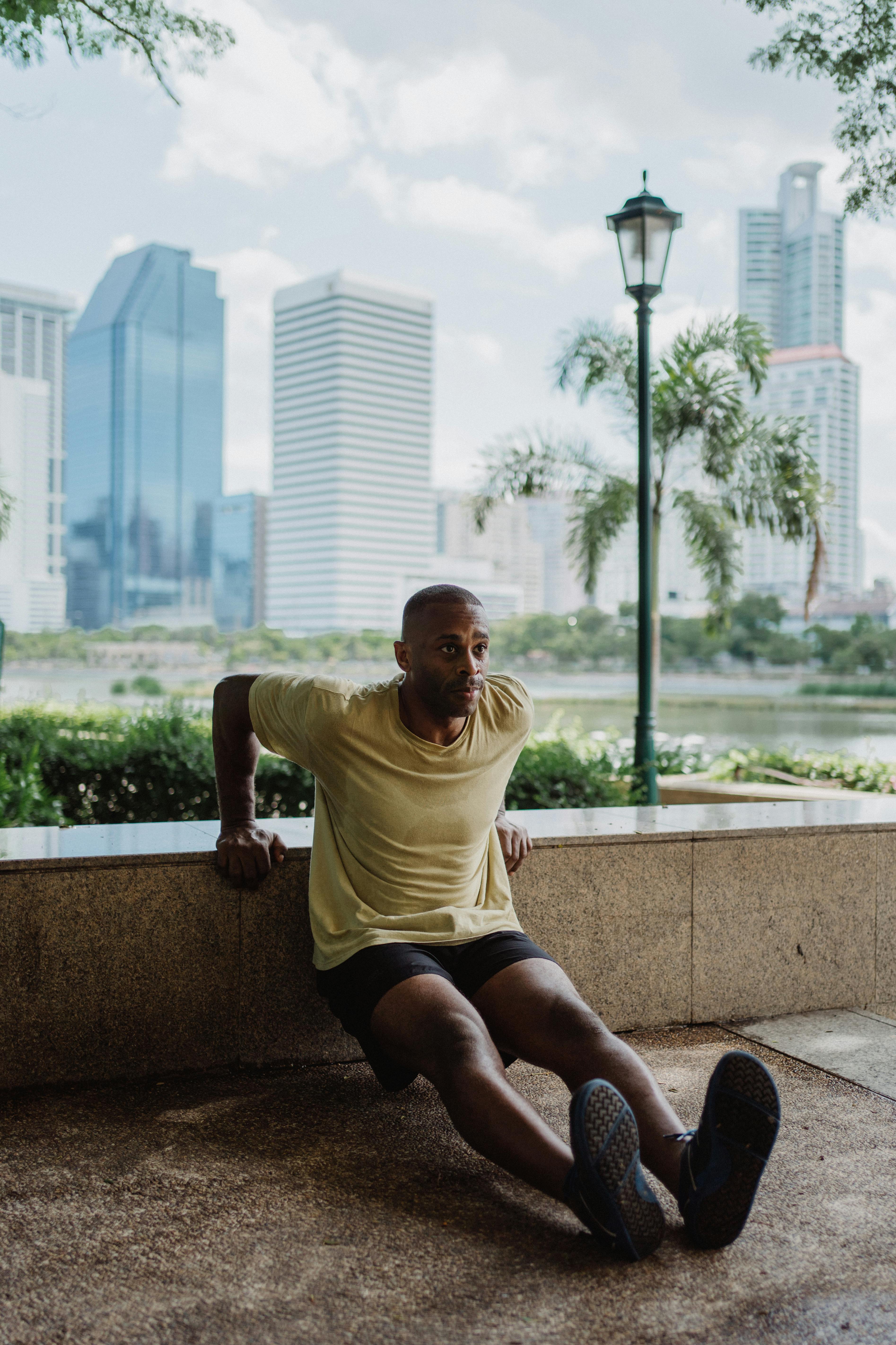 一名男子在城市公园进行户外锻炼，展现了健康的生活方式