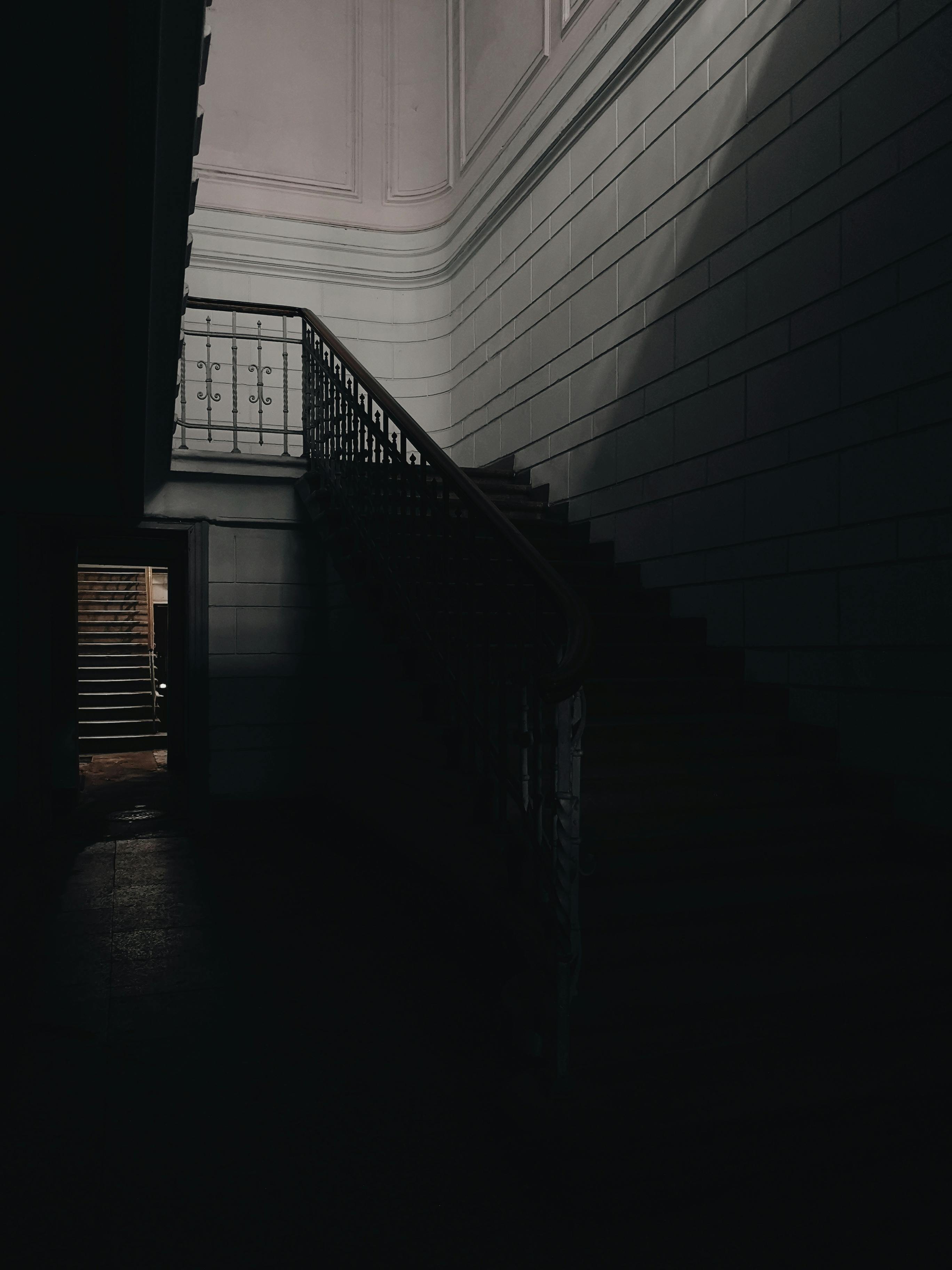 Kostenlos Schwarze Betontreppe Neben Weißer Betonwand Stock-Foto