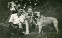 一张黑白照片捕捉到了两名男子带着斗牛犬在老式露营地