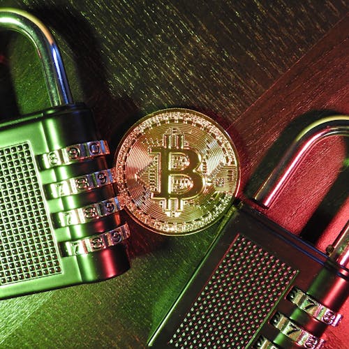 ahşap yüzey, asma kilit, Bitcoin içeren Ücretsiz stok fotoğraf