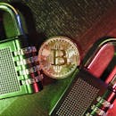 木制表面上有一枚带有组合挂锁的比特币硬币，象征着加密货币的安全与加密特性