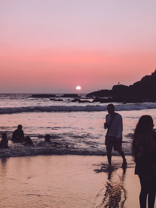 Fotobanka s bezplatnými fotkami na tému chôdza, dramatická obloha, ľudia