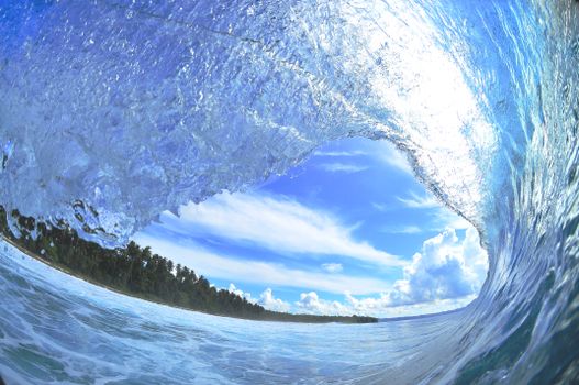 迷人的海浪、破碎的桶、蔚蓝的天空和热带海岸线构成了一幅图像