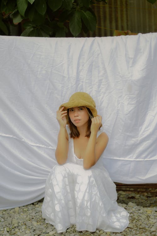 Darmowe zdjęcie z galerii z azjatka, bez rękawów, biała sukienka