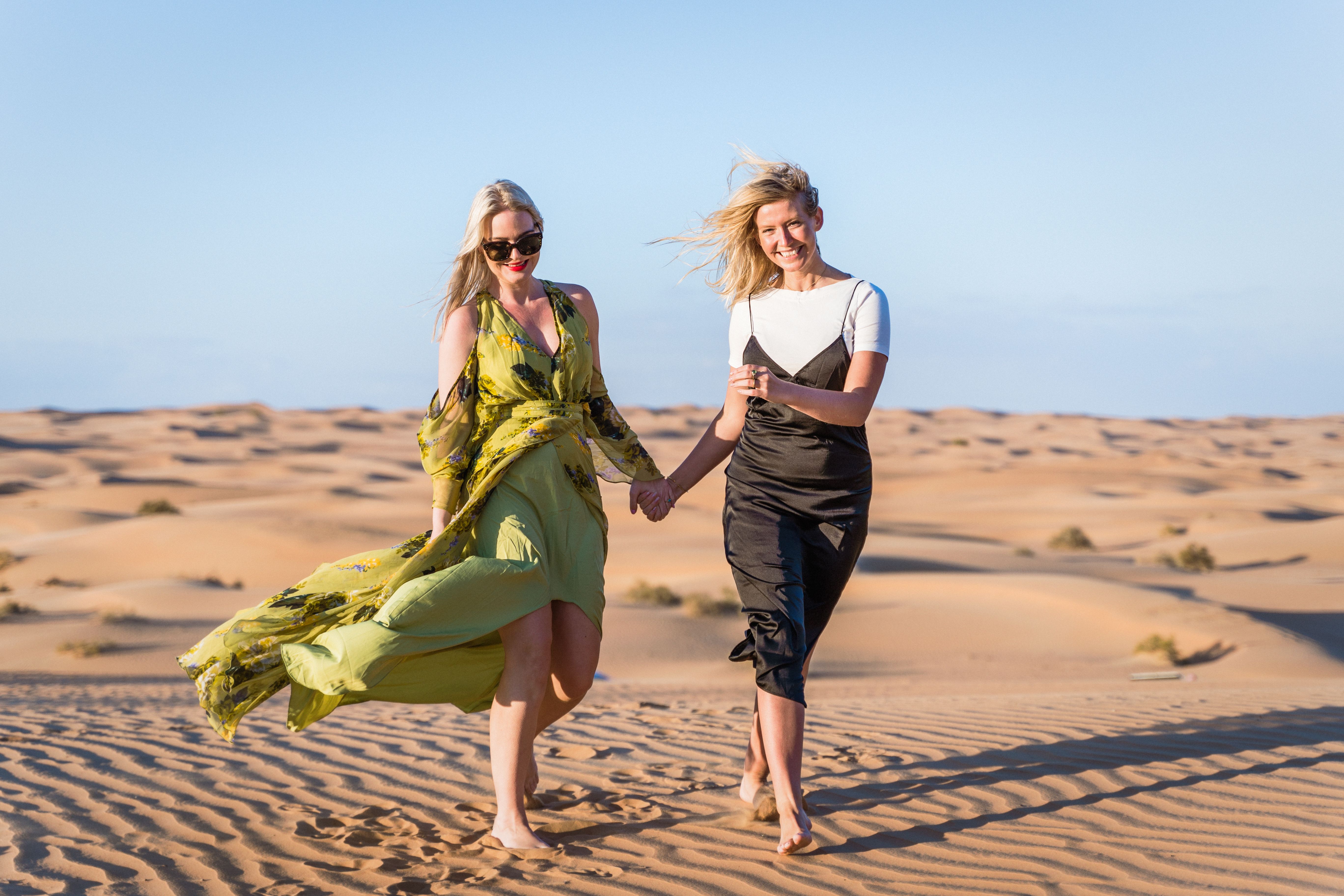 Gillian Anderson e Hannah Einbinder comentam morte e erotismo em “Acampamento Miasma”