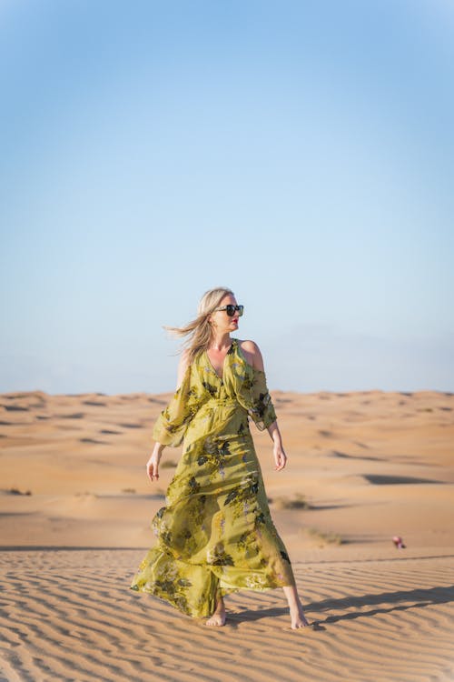 Ilmainen kuvapankkikuva tunnisteilla aavikko, aurinkolasit, mekko