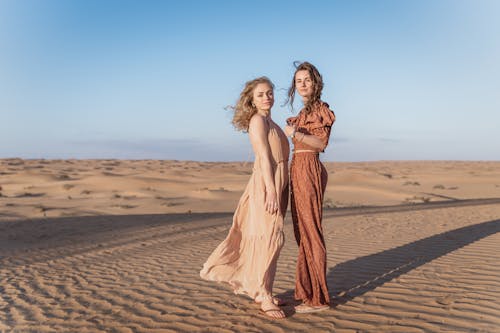 

Pretty Women in a Desert