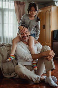 父女俩在室内亲密相处，欢乐地创造着美好的童年回忆