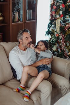 圣诞节期间，父女俩在沙发上度过了温馨的时光
