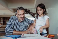 父女俩在家中进行创意活动，建立了快乐的纽带