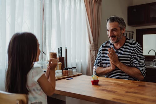 Gratis stockfoto met binnen, cakeje, dochter