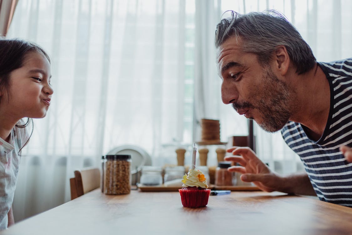 Gratis stockfoto met blazende kaars, cakeje, dochter