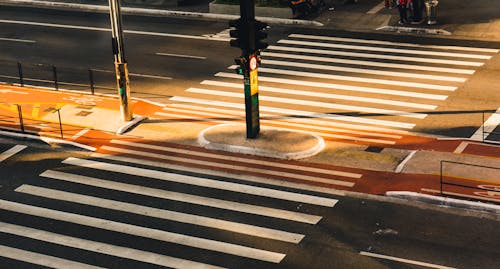 asfalt, dört yol ağzı, geçiş içeren Ücretsiz stok fotoğraf