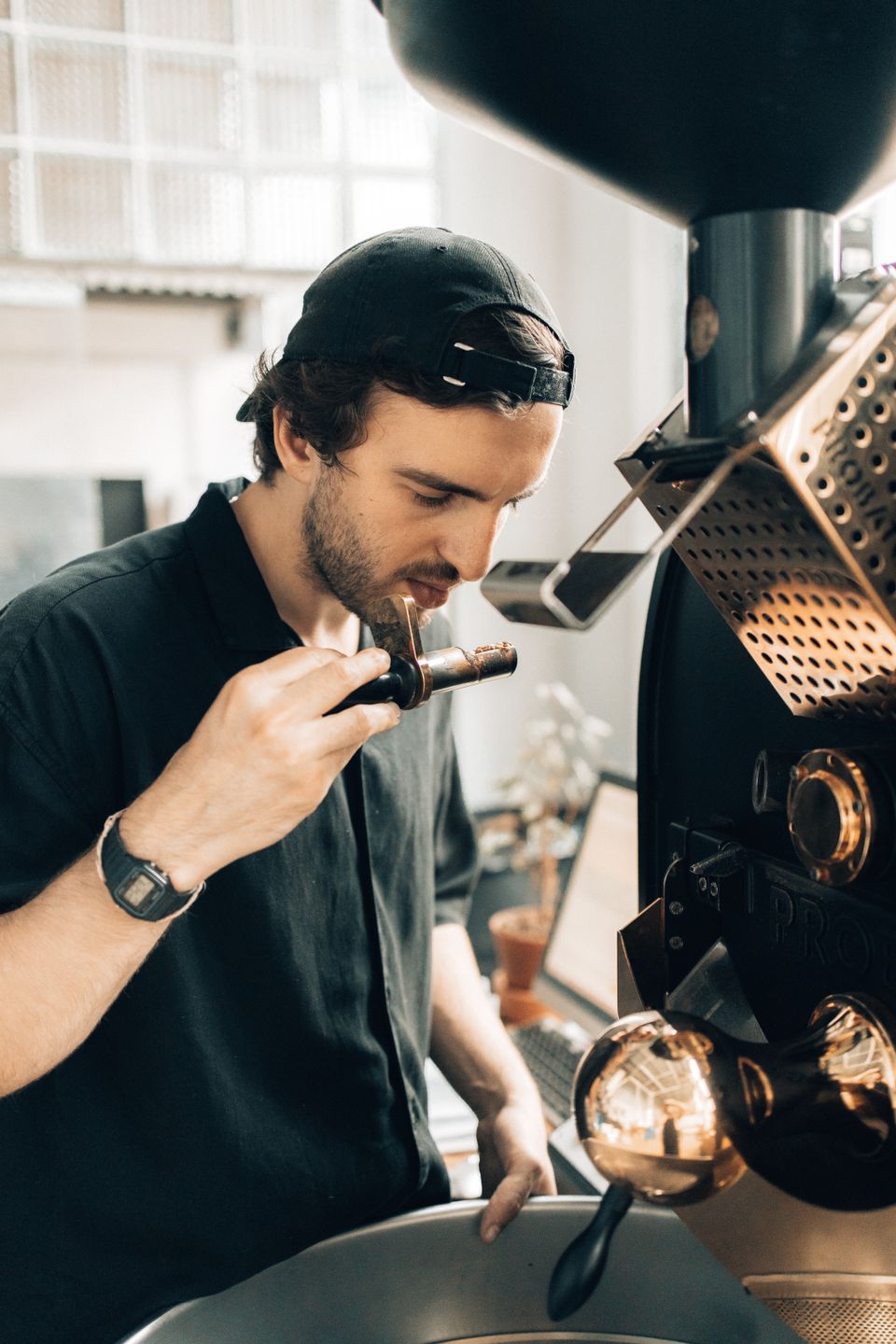 Barista preparando café en una cafetería moderna