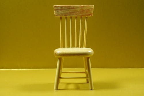 คลังภาพถ่ายฟรี ของ เก้าอี้บ้านตุ๊กตา, เก้าอี้ไม้, เก้าอี้ไม้จิ๋ว