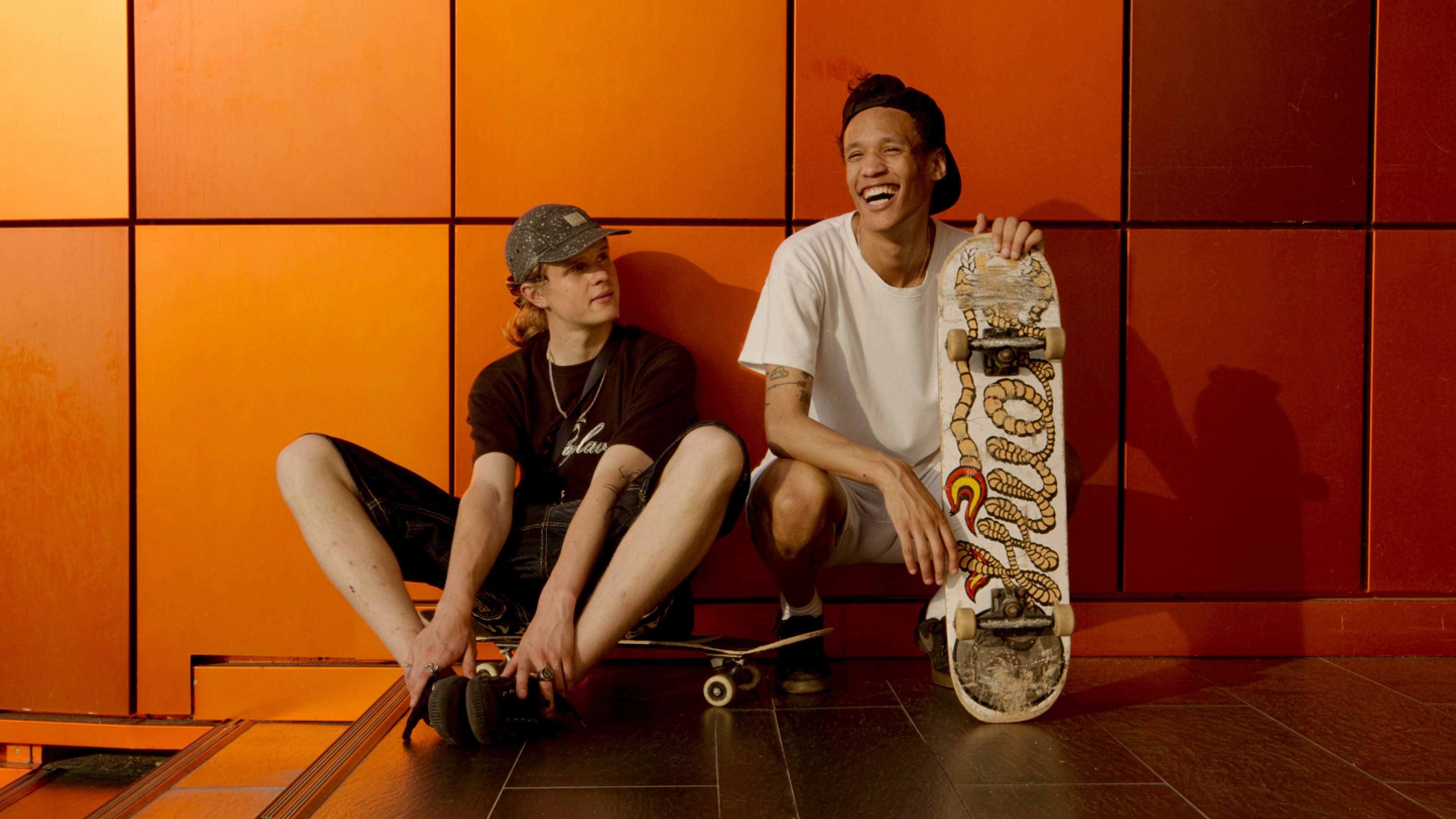 เว็บบล็อก Cockfight Skateboards บนหน้าจอคอมพิวเตอร์ พร้อมภาพถ่ายนักสเก็ตฮิวสตันและบรรยากาศดิบจริง