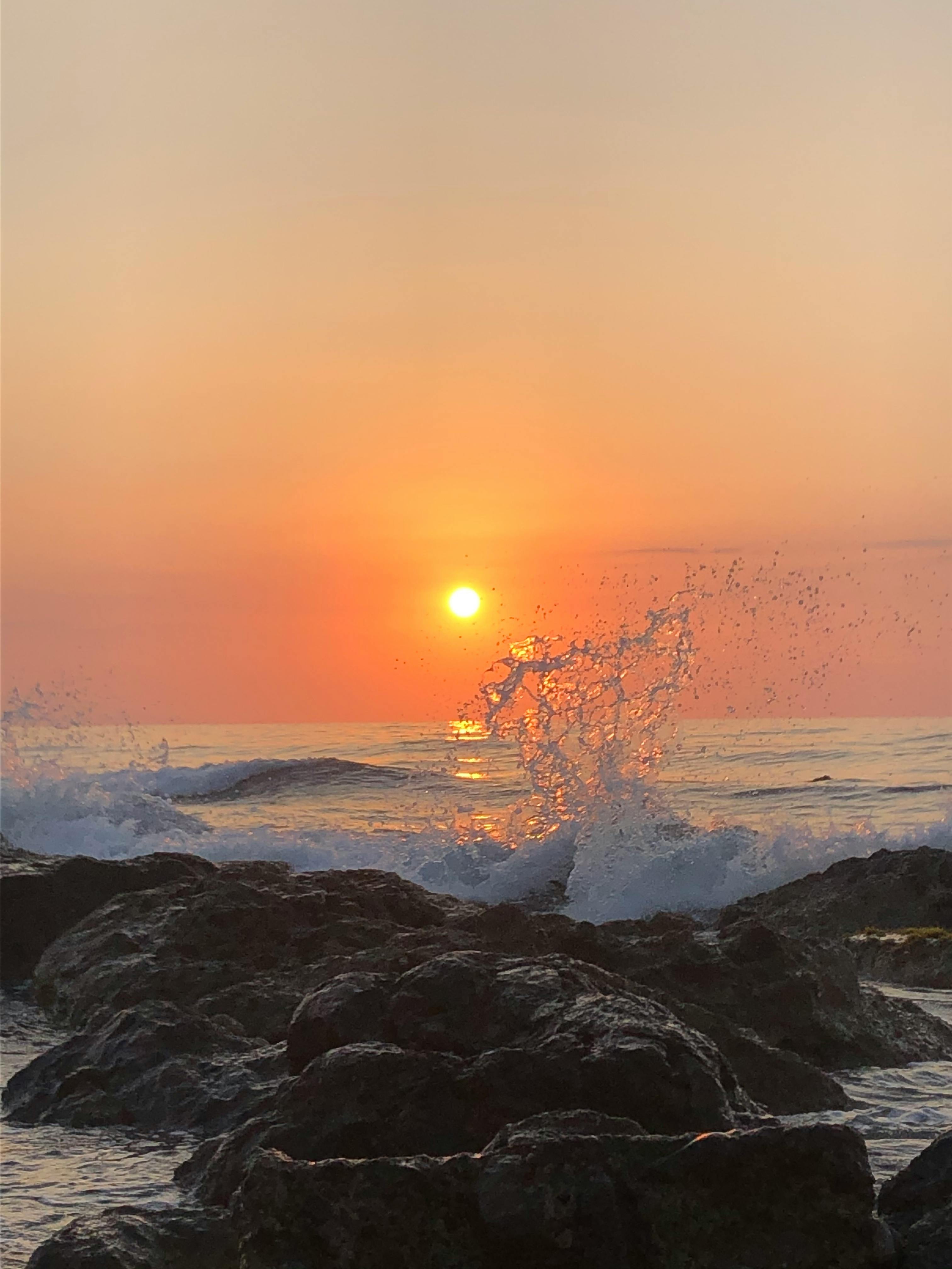 pictures of ocean waves crashing on rocks