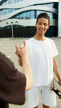 年轻人在户外休闲时刻拿着滑板享受时光