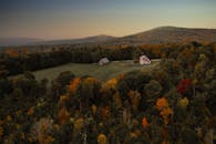 日落时分，鸟瞰令人惊叹的乡村景观，秋叶与青翠的草地交相辉映
