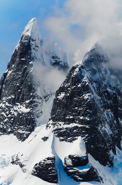 Kostenlos Schwarzer Schneebedeckter Berg Stock-Foto