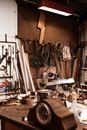 凌乱的车间里堆满了各种工具和设备，这捕捉到了工艺的精髓