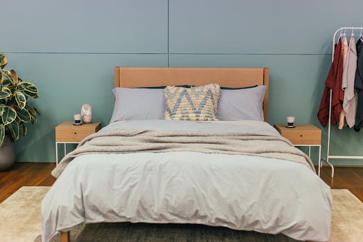 卧室里配有木制床板、枕头和舒适的毯子，时尚又温馨