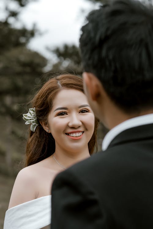 Free Young Asian bride smiling to groom Stock Photo