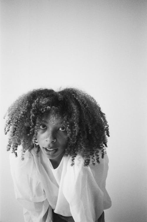 Безкоштовне стокове фото на тему «африканська жінка, афро, вертикальні постріл»