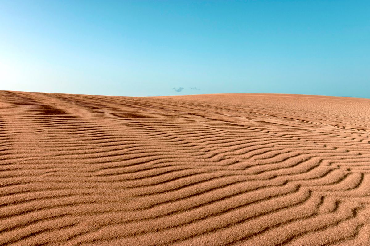 Dune de nisip ondulate din Fuerteventura, sub un cer albastru senin