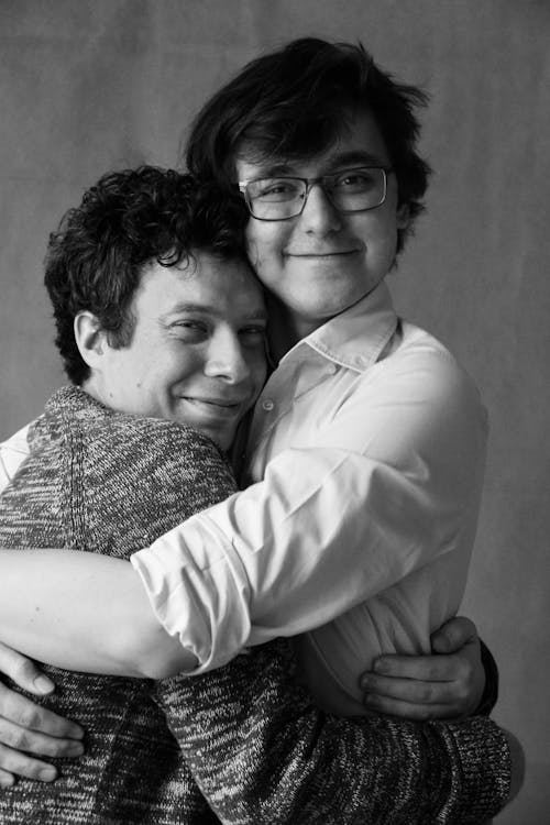 Kostnadsfria Kostnadsfri bild av homosexuellt par, lycklig, omfamna Stock foto