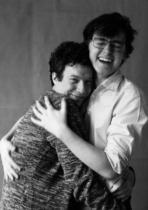 Kostnadsfria Kostnadsfri bild av homosexuellt par, lycklig, omfamna Stock foto