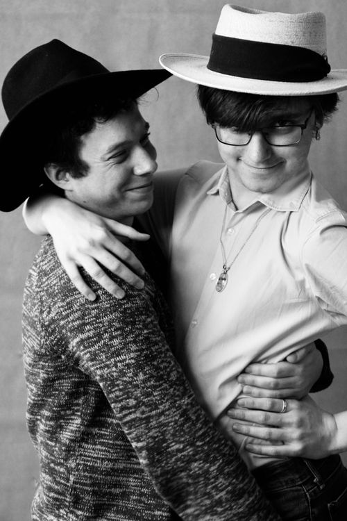 Free A joyful black and white portrait of an embracing couple wearing stylish hats, capturing warmth and connection. Stock Photo