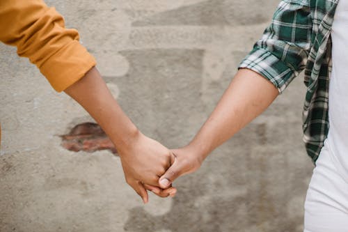 Foto profissional grátis de armas, casal, fechar