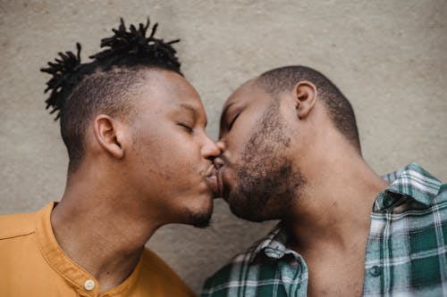 Fotobanka s bezplatnými fotkami na tému Afroameričan, bozk, bozkávanie