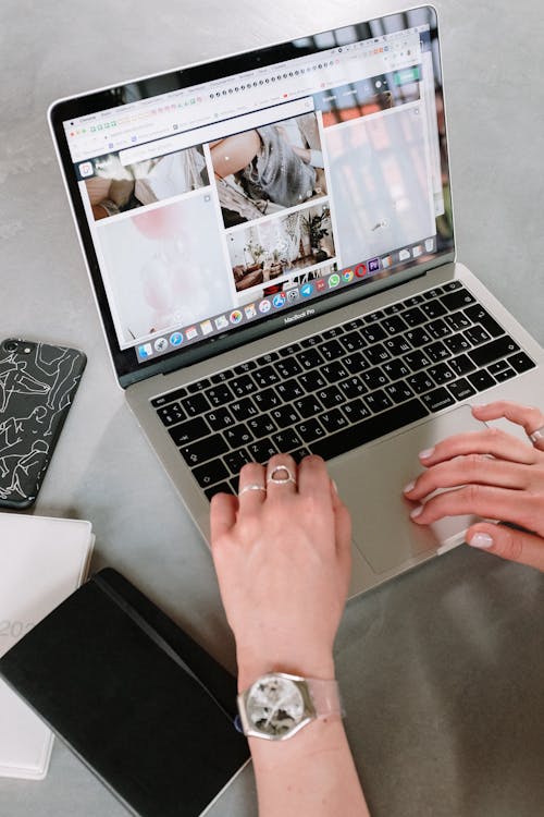 Persoon Die Macbook Pro Op Tafel Gebruikt