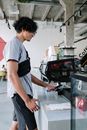 在一家时尚的咖啡店里，一名年轻男子正用智能手机进行非接触式支付