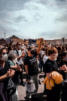 在法国里昂，一大群蒙面抗议者聚集起来，为正义和社会变革而示威