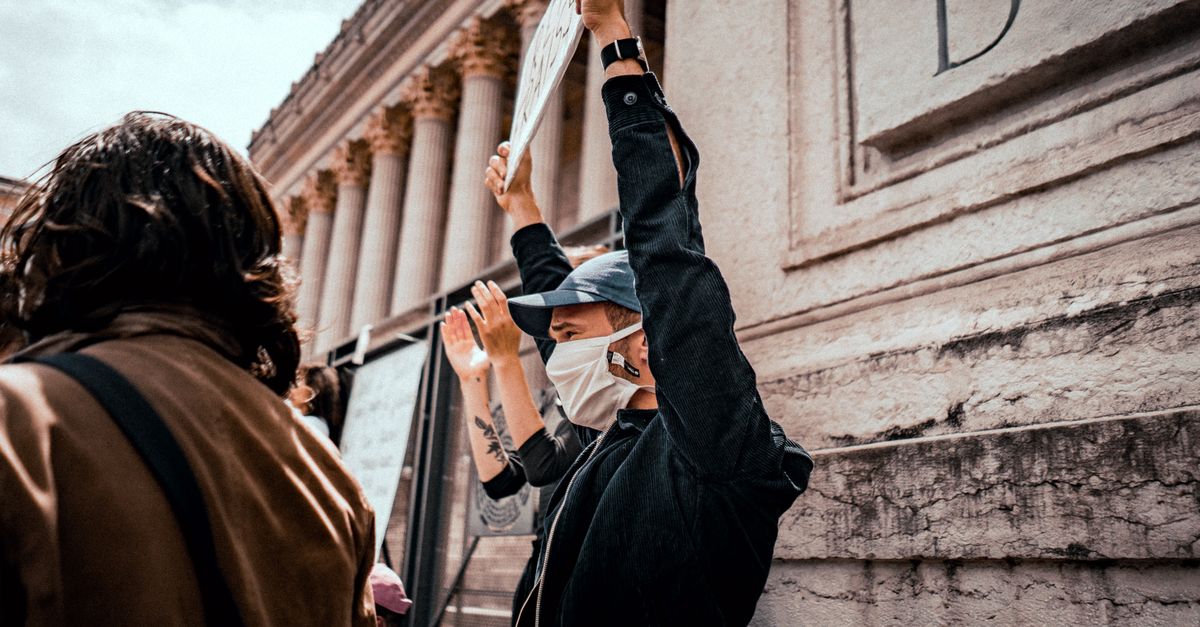 Francijā mazinās protestu intensitāte, valdībai atzīstot grūtības risināt krīzi