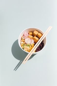 戳碗里五颜六色，有豆腐、蔬菜和筷子