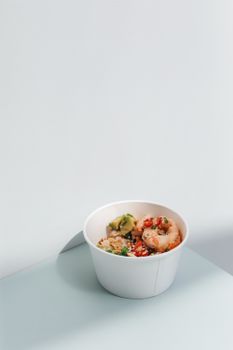 美味的虾仁牛油果碗，既适合健康饮食，也适合食物摄影