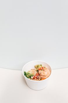 Thon grillé avec salsa de mangue et riz au coco