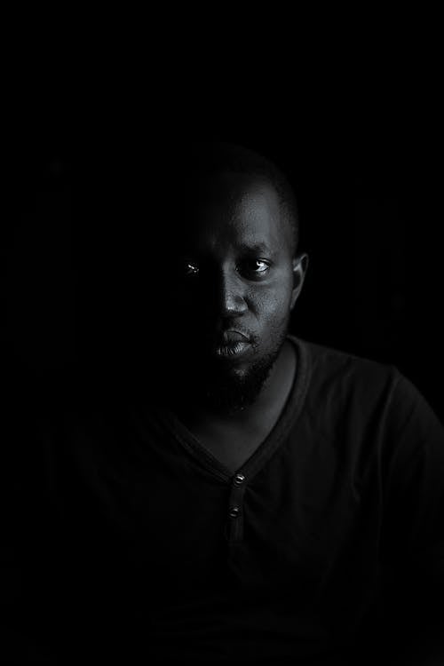 Kostenloses Stock Foto zu afrikanischer mann, einfarbig, graustufen