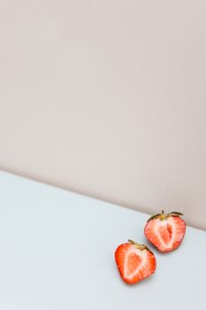 两个切开的草莓特写被置于一个干净简约、留白充足的平面上