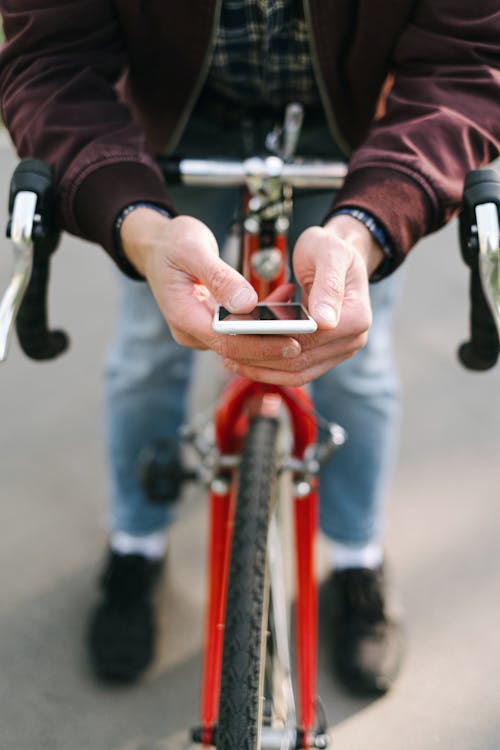 Základová fotografie zdarma na téma čekání, chytrý telefon, cyklista