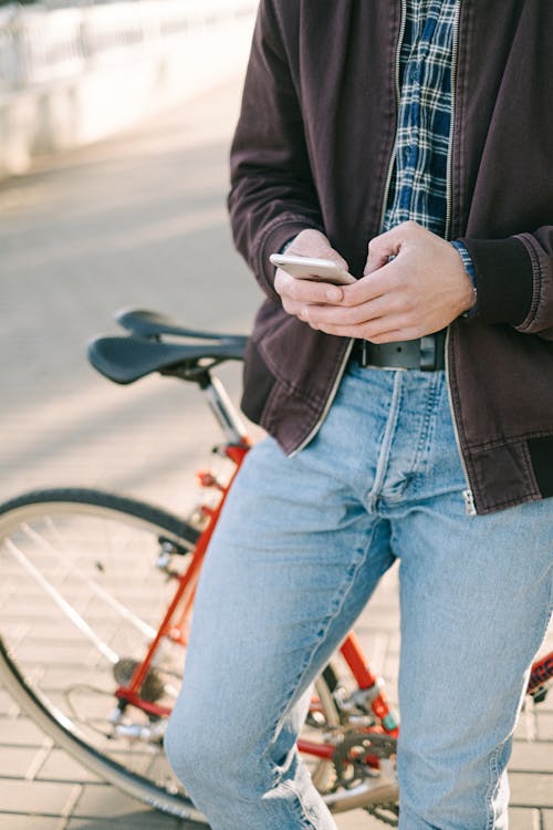 Základová fotografie zdarma na téma čekání, chytrý telefon, jízdní kolo