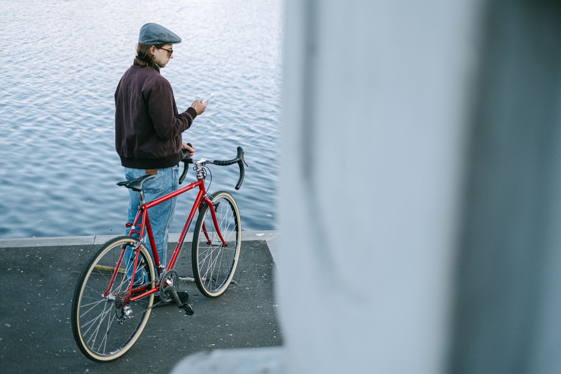 Politie controleert fietsers op telefoongebruik bij Oerol op Terschelling